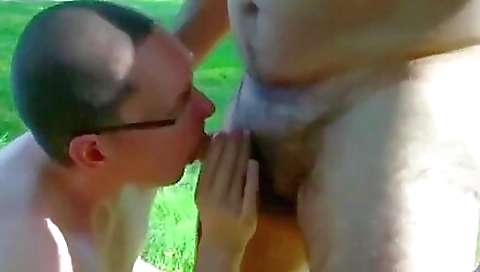 Amateur outdoor blowjob with a deepthroat and a big moaning
